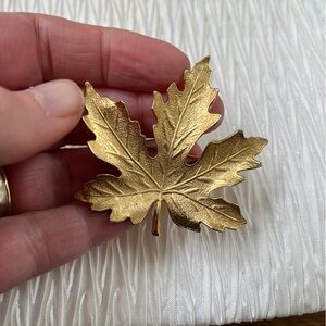 VINTAGE Gold Tone Maple Leaf Brooch Pin Canada Day Retro Elegant Patriotic Chic